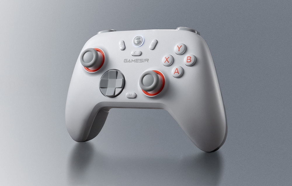 Biały kontroler GameSir z czerwonymi akcentami ukazany pod kątem na jasnym, szarym tle.