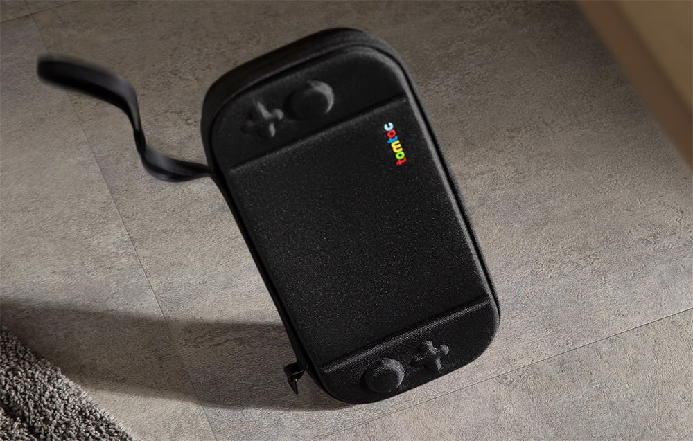 czarne etui na konsolę Switch 2 upadające na podłogę