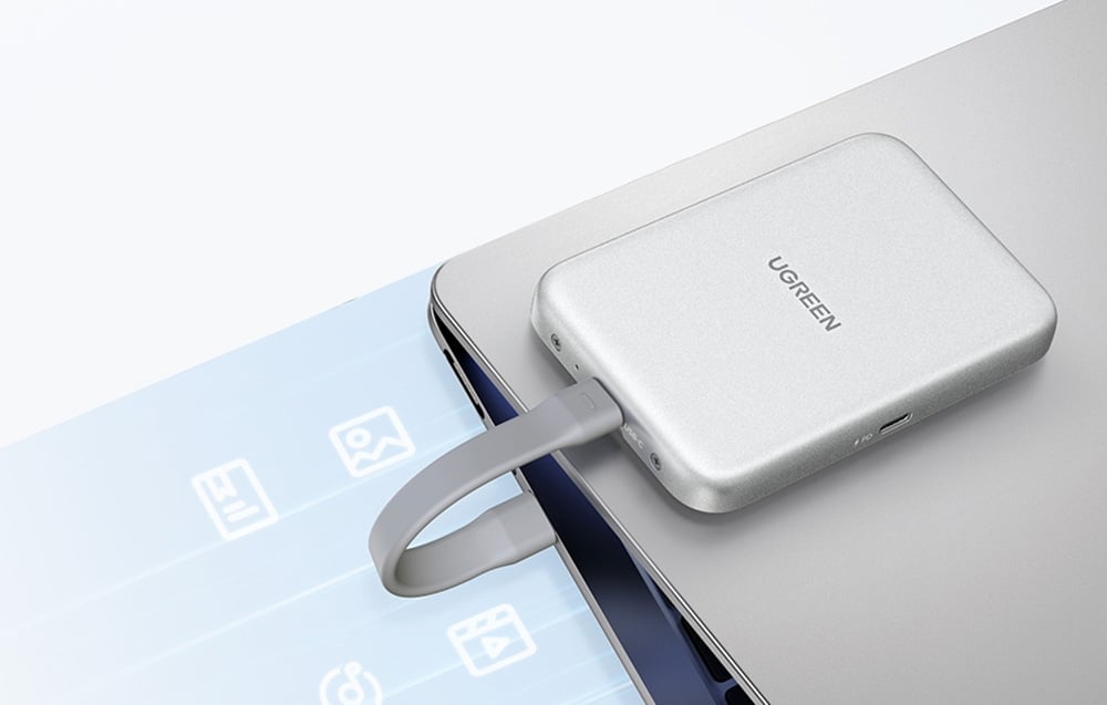 UGREEN enclosure during data transfer to a laptop