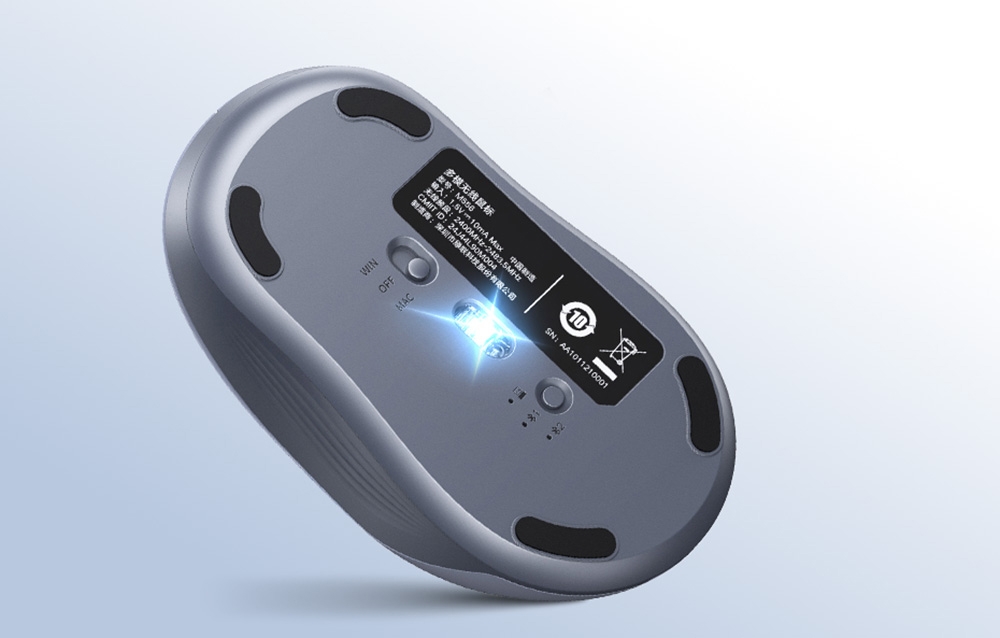 szara mysz widoczna od spodu ze wskaźnikiem świetlnym na jasnym tle