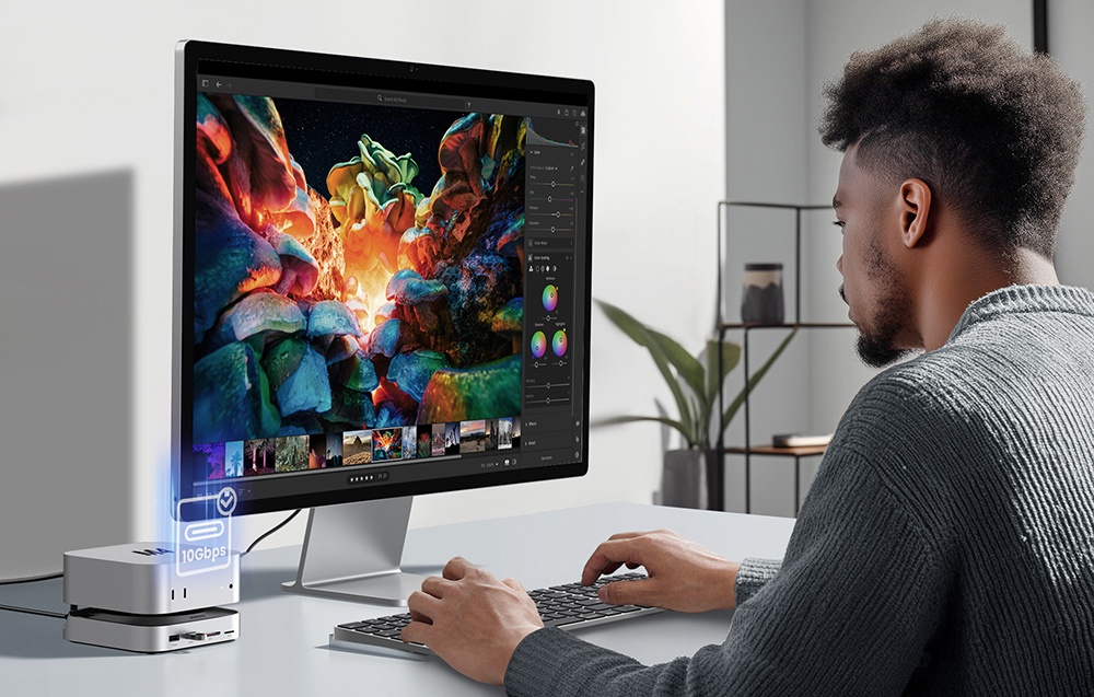 User working at a monitor with graphic editor, using the UGREEN docking station