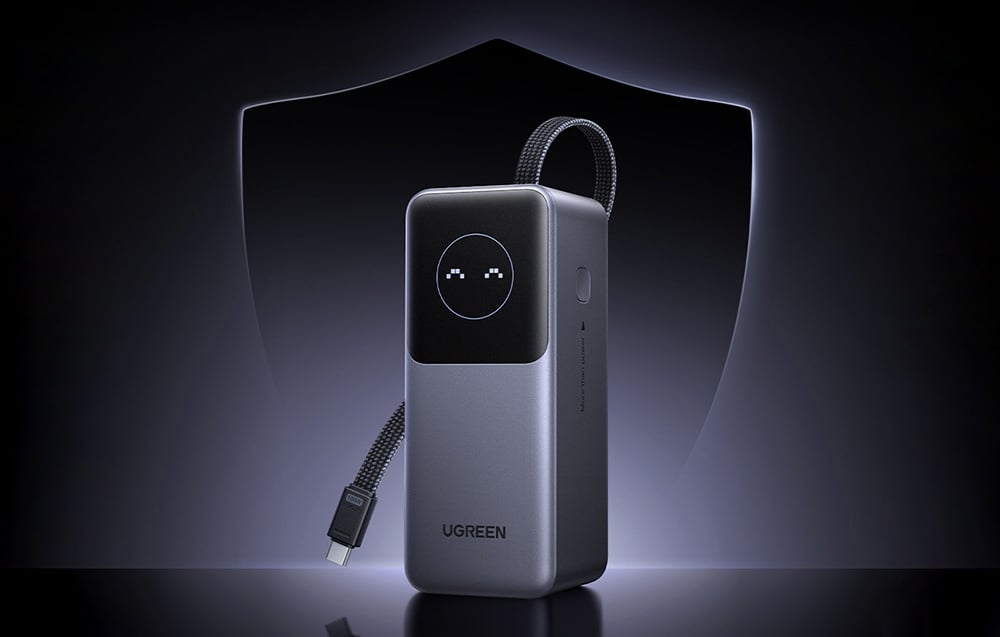 Powerbank Ugreen stojący na tle tarczy symbolizującej ochronę