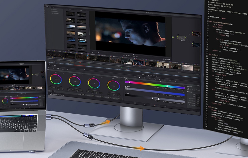 Stanowisko do edycji wideo z monitorem pokazującym oprogramowanie montażowe i laptopem połączonym kablem