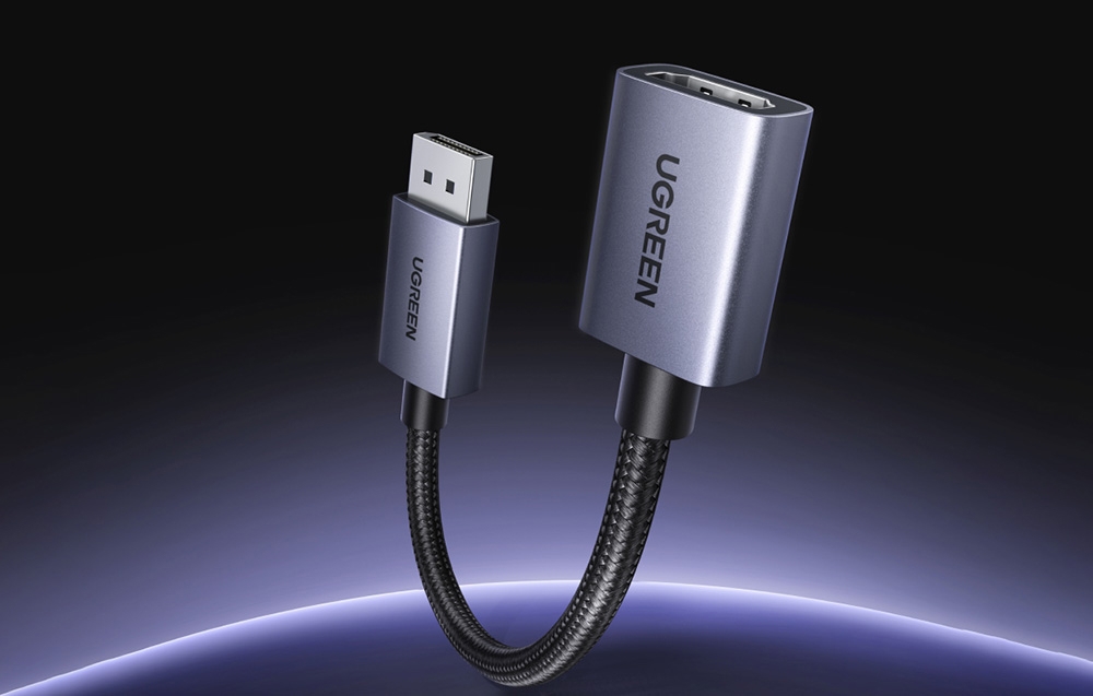 szary adapter z czarnym kablem na ciemnym tle