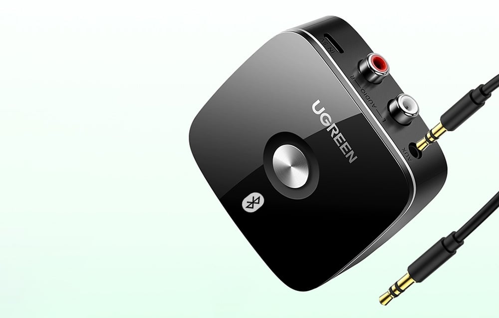 Adapter audio Bluetooth UGREEN z portami RCA i złączem jack na jasnym tle