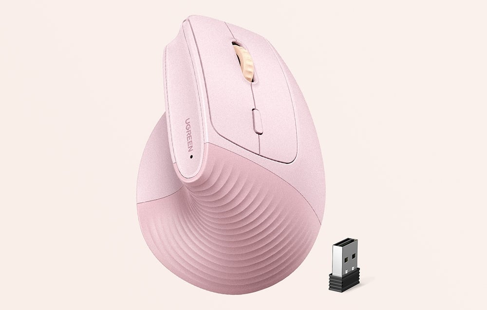 Różowa myszka UGREEN w pozycji pionowej obok odbiornika