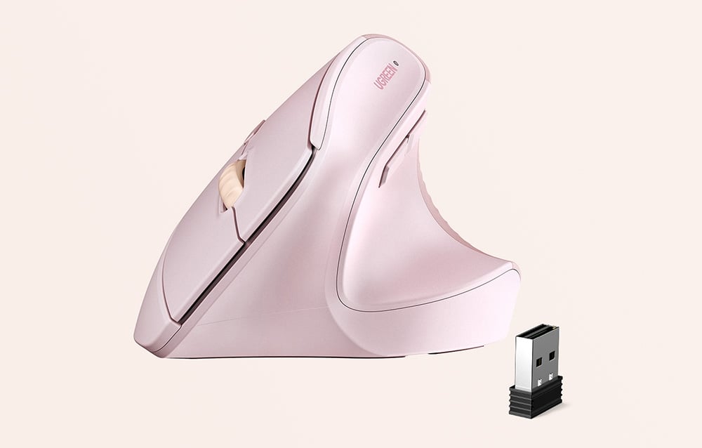 Profil różowej ergonomicznej myszki UGREEN z widocznym odbiornikiem USB