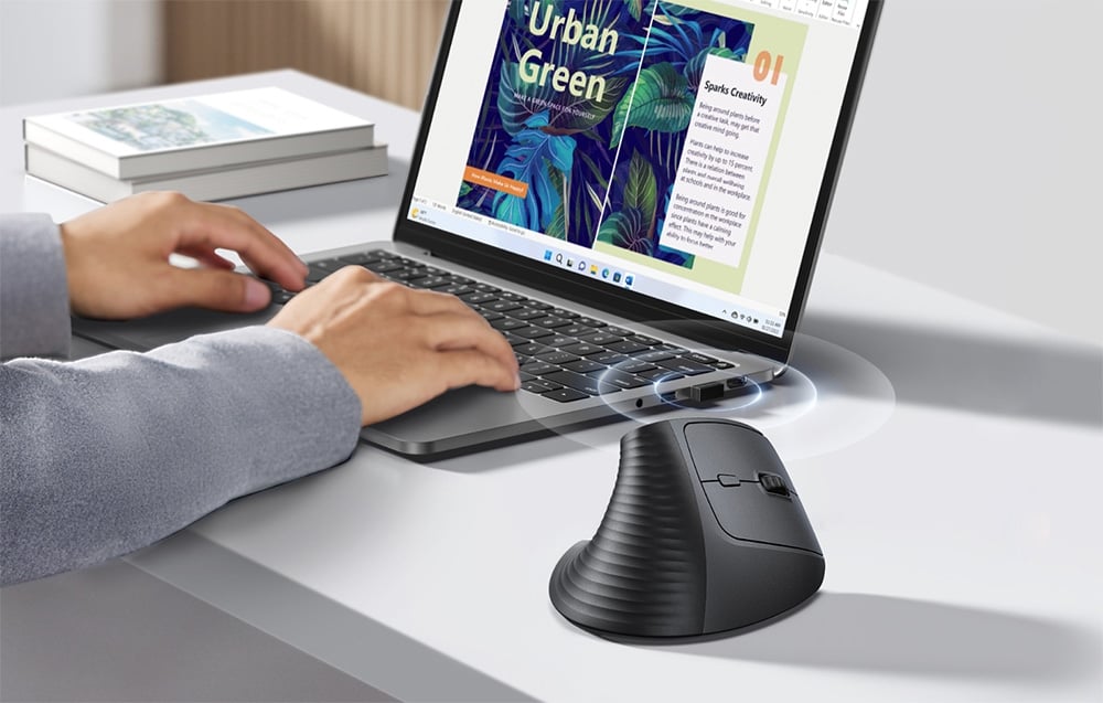 Ergonomiczna myszka UGREEN połączona bezprzewodowo z laptopem na biurku