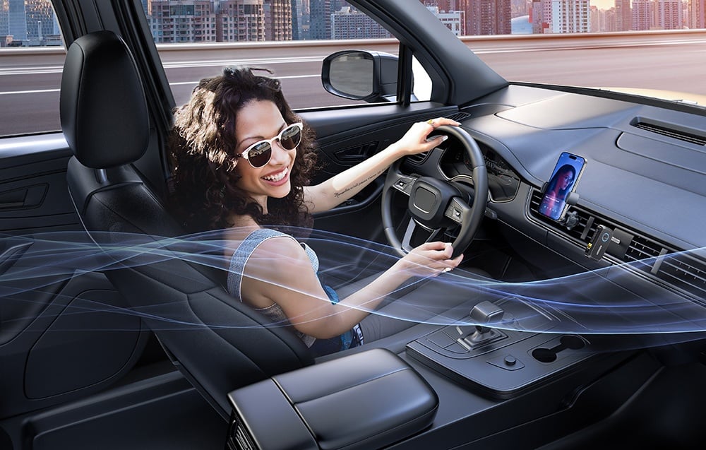 Kobieta w okularach przeciwsłonecznych prowadzi samochód