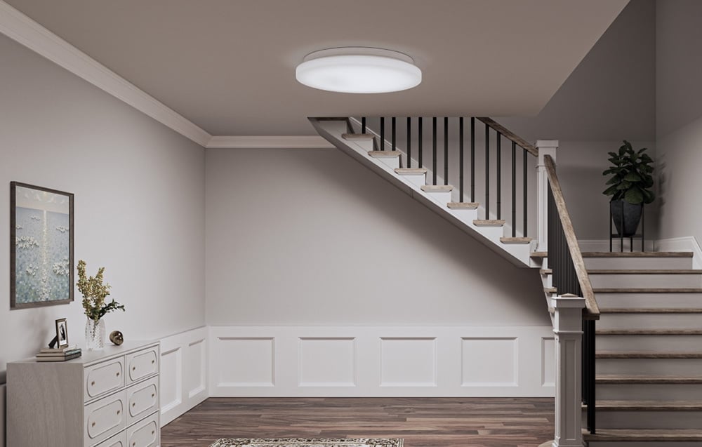 Lampa sufitowa z czujnikiem obecności Yeelight MercuryE C260 zamontowana w holu przy schodach.