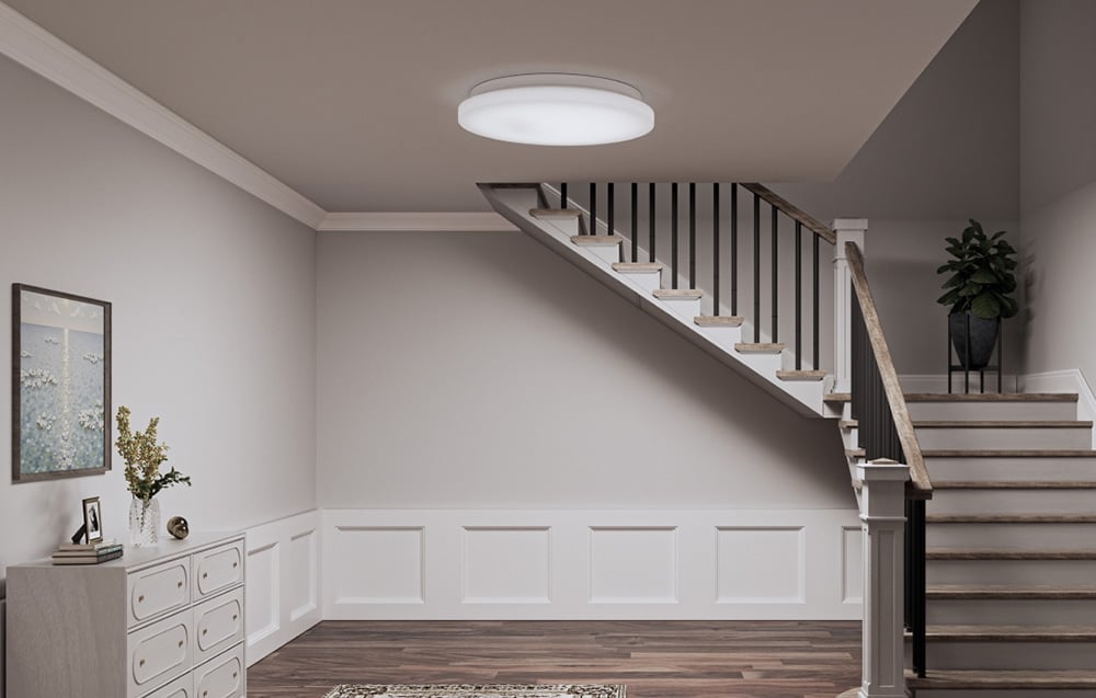 Lampa sufitowa z czujnikiem obecności Yeelight MercuryE C300 zamontowana w holu przy schodach.