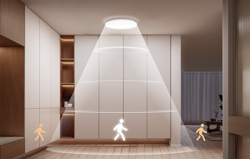 Lampa sufitowa z czujnikiem obecności Yeelight MercuryE C300 zamontowana w korytarzu, z wizualizacją pola detekcji czujnika.