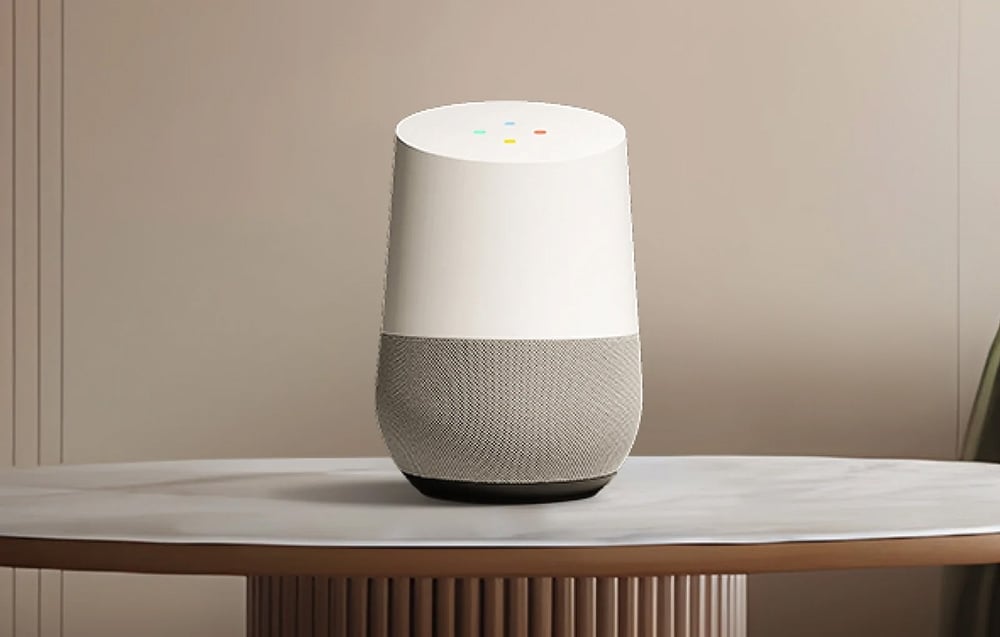 Biały głośnik stojący na okrągłym stole zintegrowany z lampą Yeelight Mars C300. 