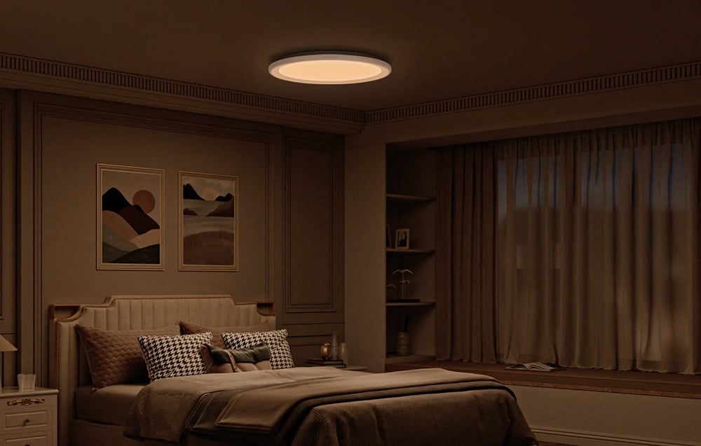 Lampa sufitowa Yeelight Mars C400 świecąca ciepłym światłem w sypialni.