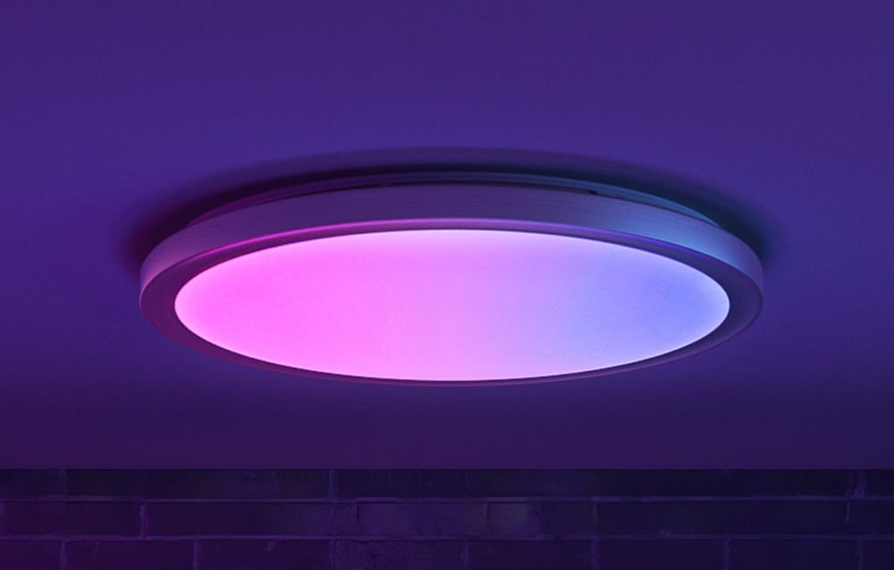 Zbliżenie na lampę Yeelight Jupiter D C400 emitującą różowo-niebieskie światło.