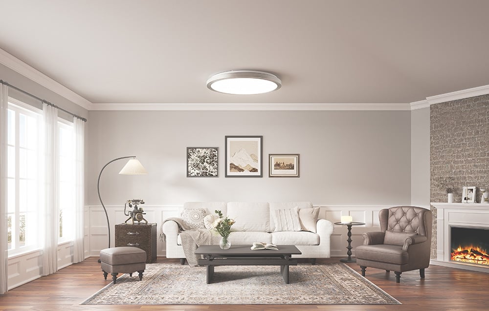 Jasny salon z białą sofą, kominkiem i lampą Yeelight Jupiter D C500 emitującą białe światło.