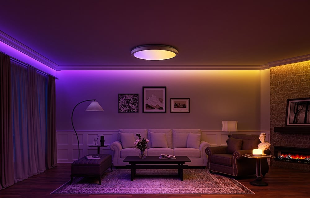 Salon z kominkiem i lampą Yeelight Jupiter D C500, oświetlony w kolorach fioletu i żółci.
