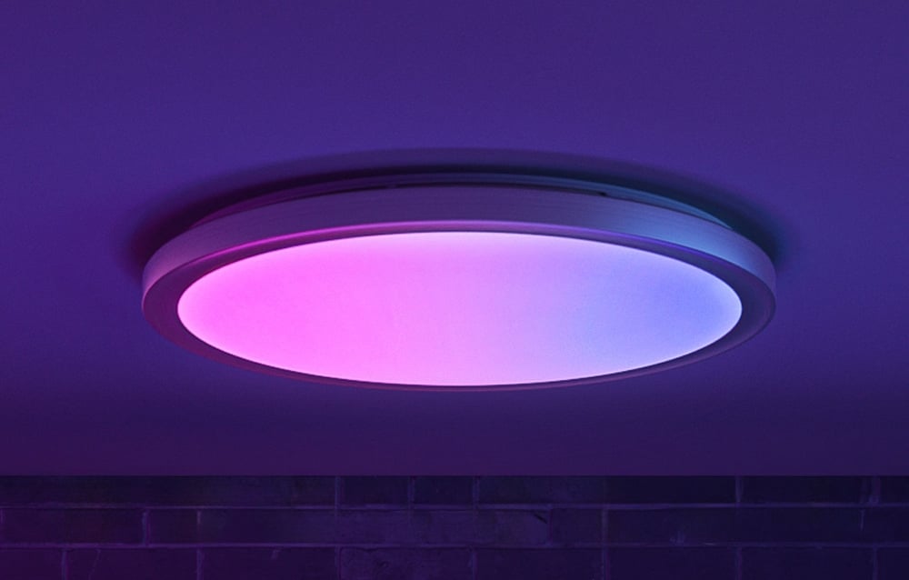 Zbliżenie na lampę Yeelight Jupiter D C500 emitującą różowo-niebieskie światło.