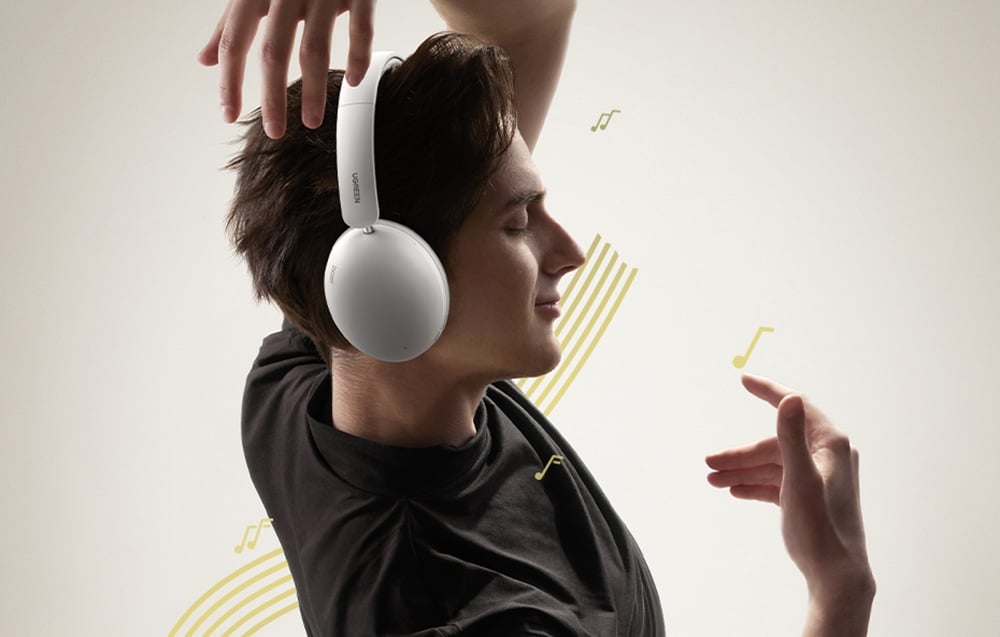 mężczyzna tańczący w rytm muzyki słuchanej przez słuchawki Ugreen Studio Max2