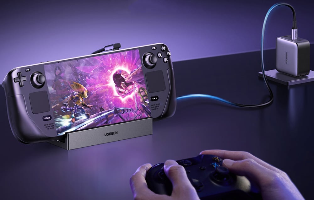 Osoba grająca padem grę na przenośną konsolę, która leży na adapterze Ugreen CM800.