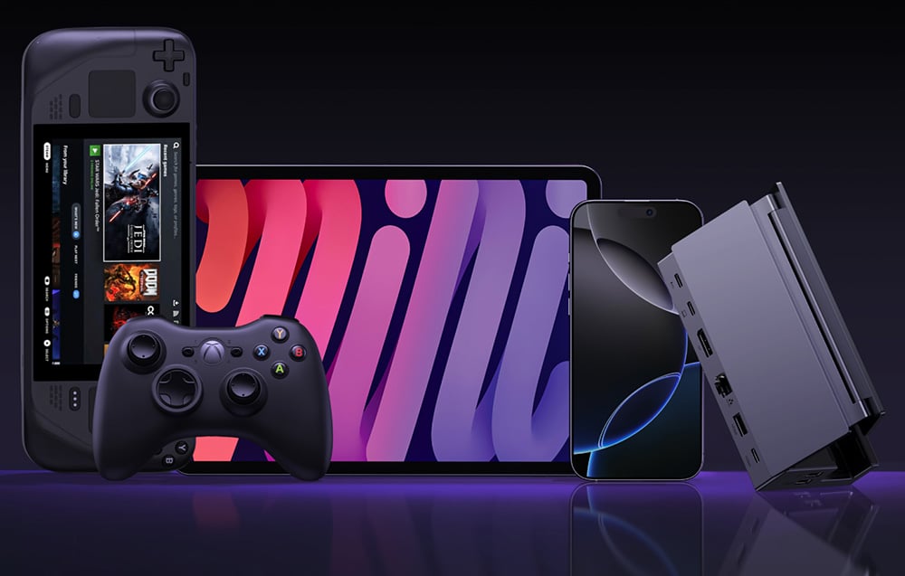 Adapter Ugreen CM800 stojący obok smartfona, tableta, pada do gier i przenośnej konsoli do gier.