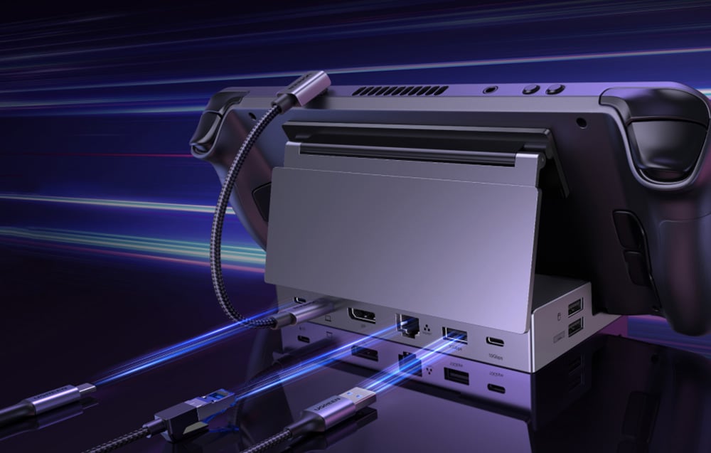 Zbliżenie na adapter Ugreen CM800, do którego podłączane są różne kable.