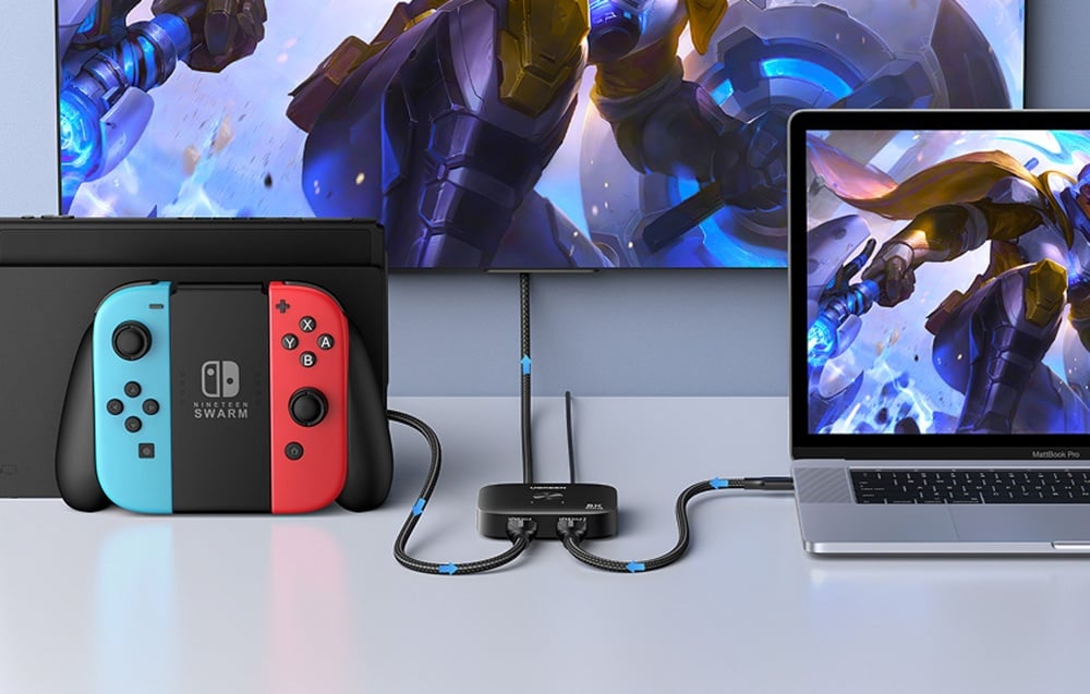 Przełącznik Ugreen AW700 podłączony do konsoli Switch, laptopa i monitora.