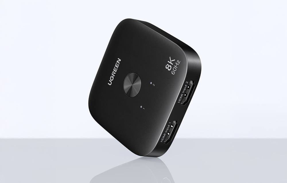 Przełącznik Ugreen AW700 w czarnym kolorze na jasnym tle