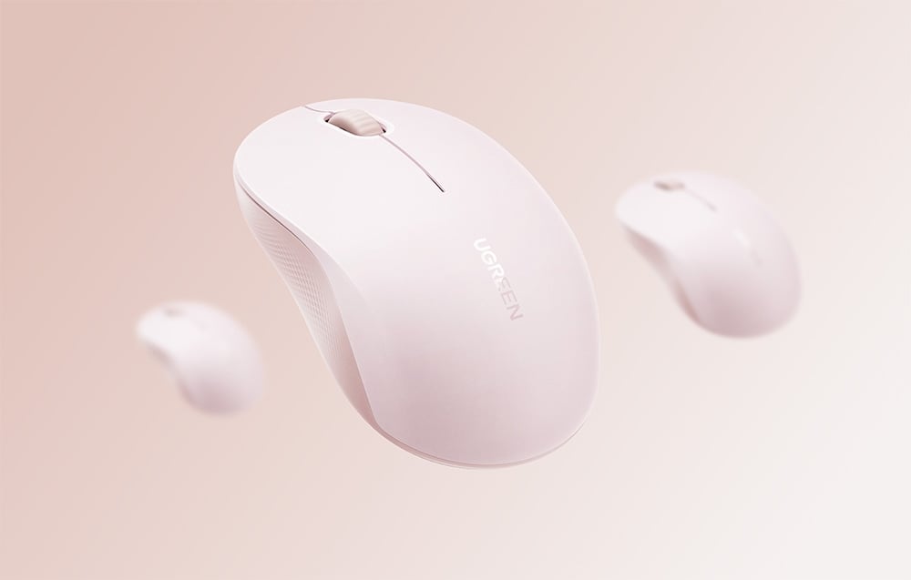 Bezprzewodowa mysz Ugreen M331 w różowym kolorze, po lewej i prawej stronie znajdują się pomniejszone i rozmyte modele.