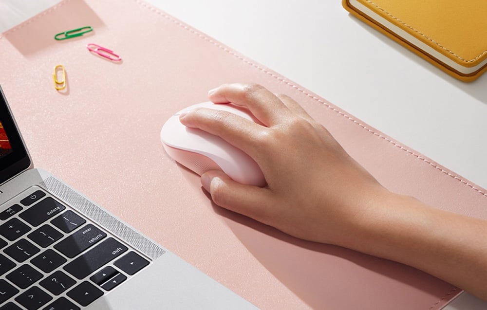 Dłoń trzymająca mysz bezprzewodową Ugreen M331. 