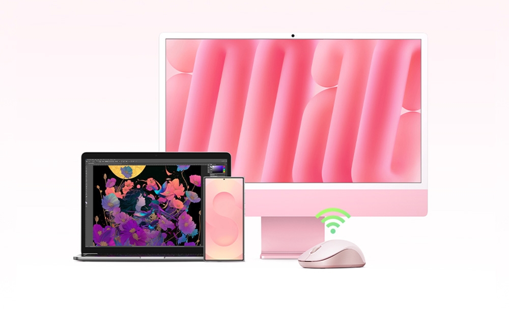 Mysz Ugreen M331 w różowym kolorze, obok której stoi smartfon, monitor i laptop.