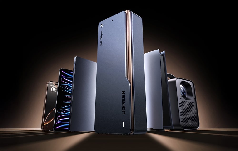 Obudowa na dysk Ugreen D703, obok której stoi smartfon, tablet, kamera, konsola i laptop.