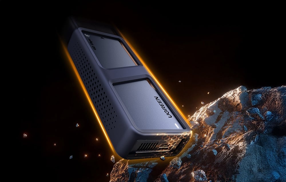 Obudowa na dysk Ugreen D703 uderzająca o skałę.