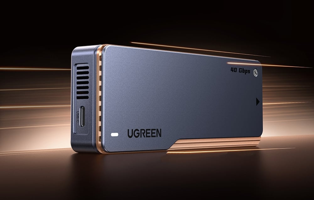 Obudowa na dysk Ugreen D703 w szarym kolorze na futurystycznym, złotym tle.