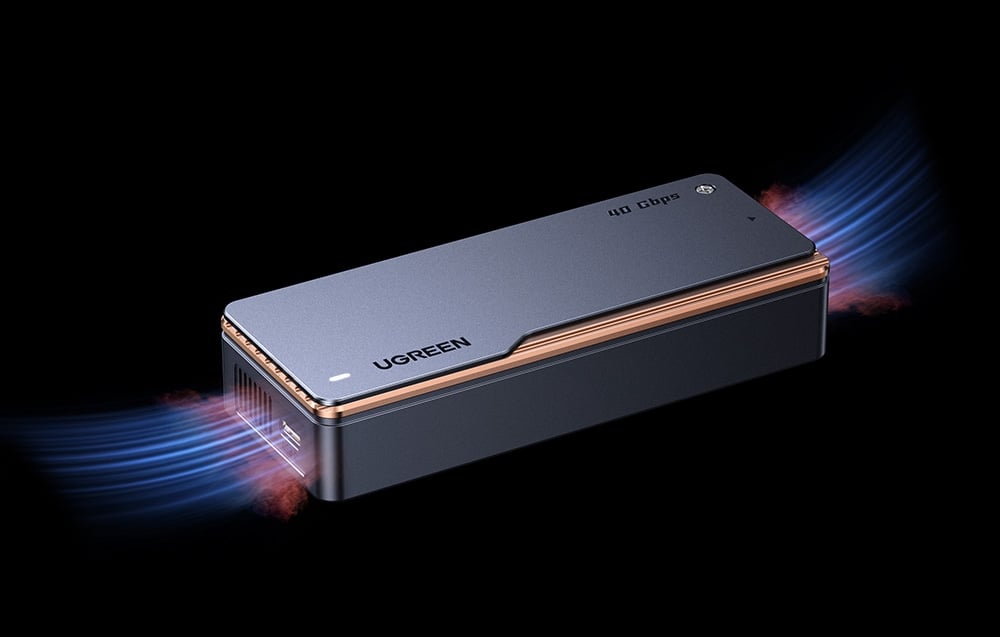 Obudowa na dysk Ugreen D703 w szarym kolorze na czarnym tle.