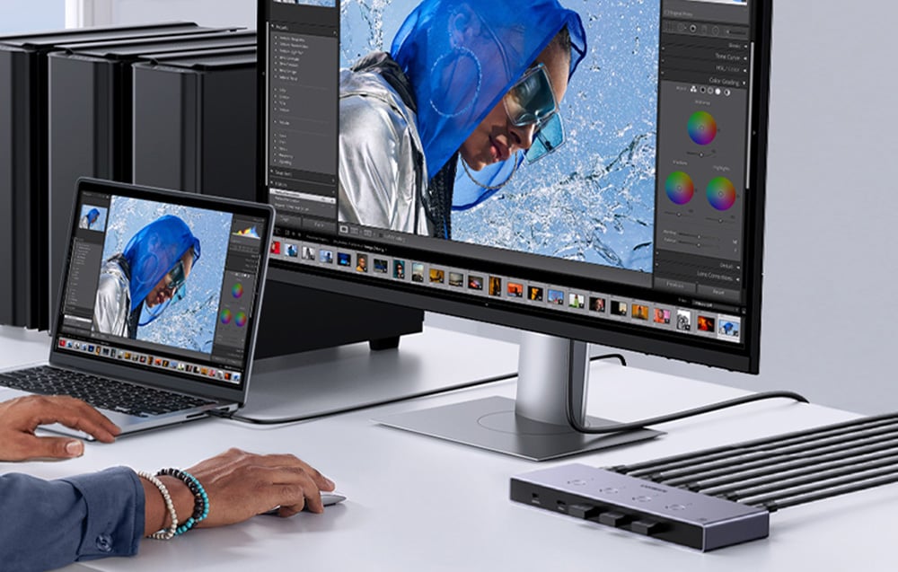 Loc de muncă cu laptop, monitor și hub USB în timpul editării fotografiilor