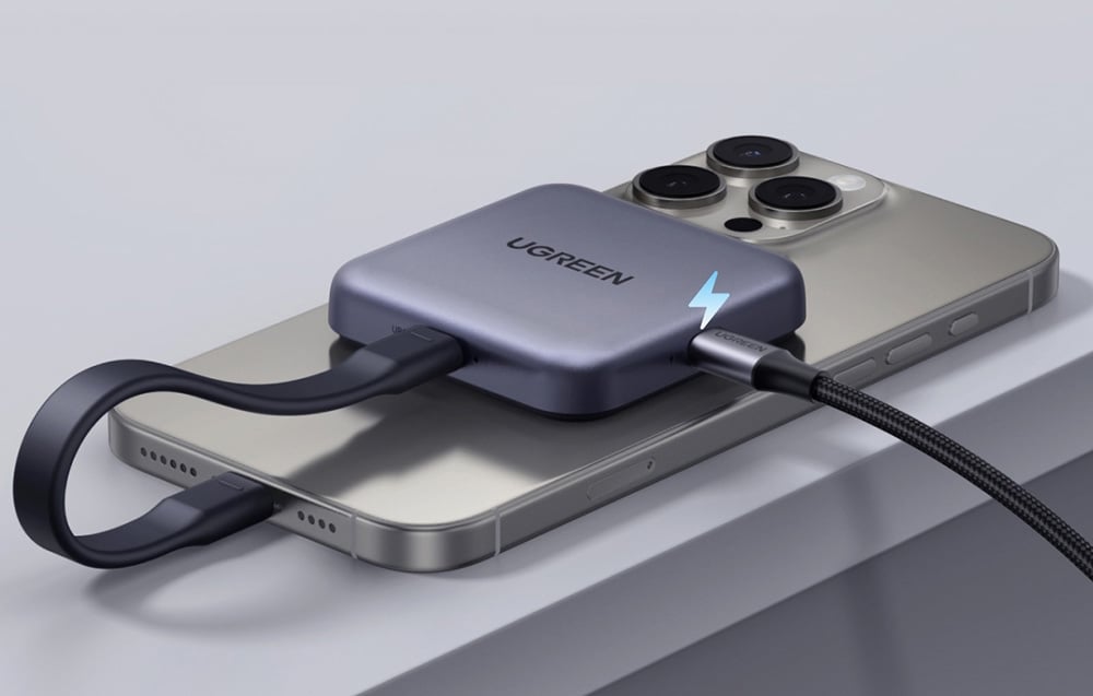 Adapter Ugreen CM898 ładujący smartfona.