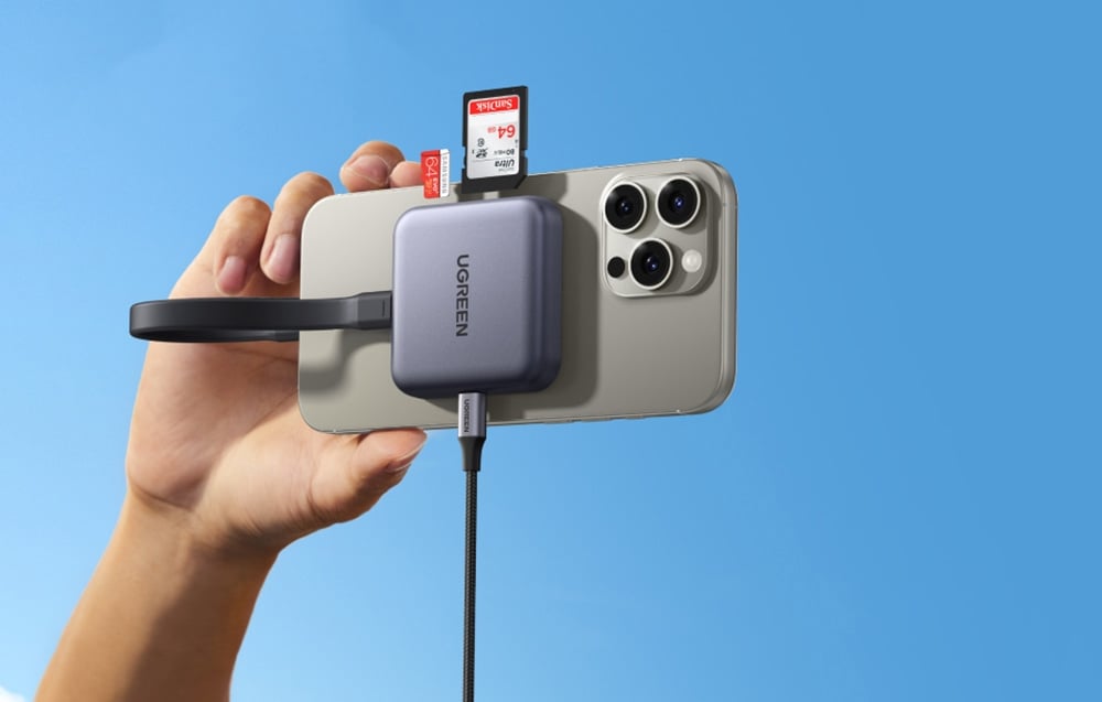 Adapter Ugreen CM898 podłączony do kabla i smartfona trzymanego w dłoni.