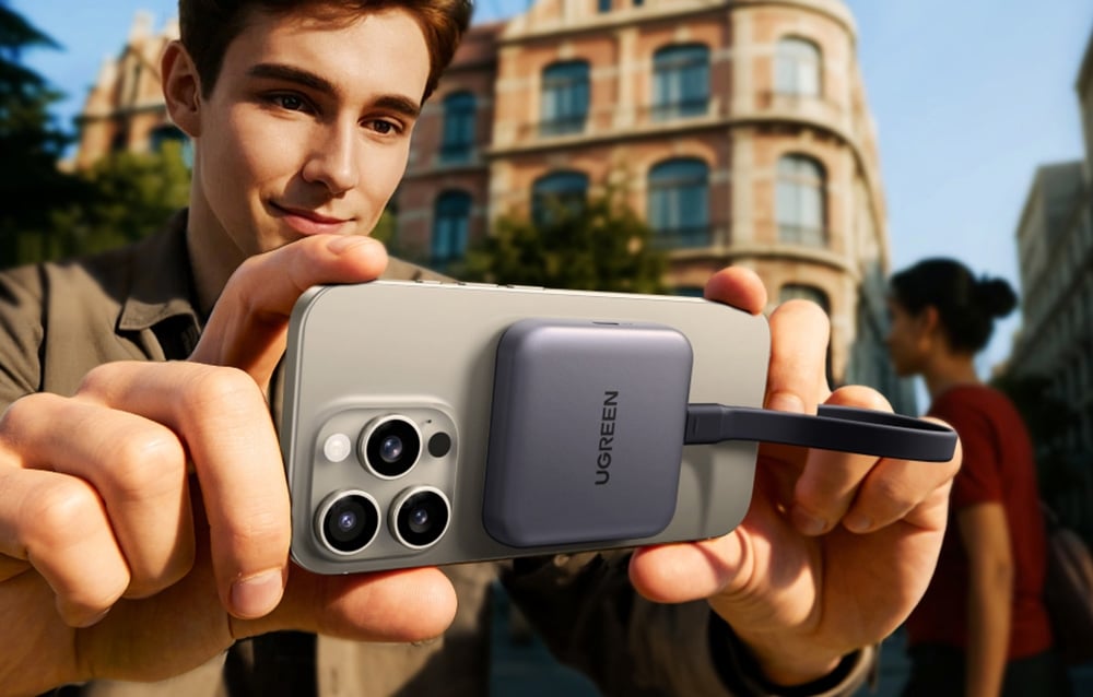 Mężczyzna trzymający smartfona, do którego podłączony jest adapter Ugreen CM898.