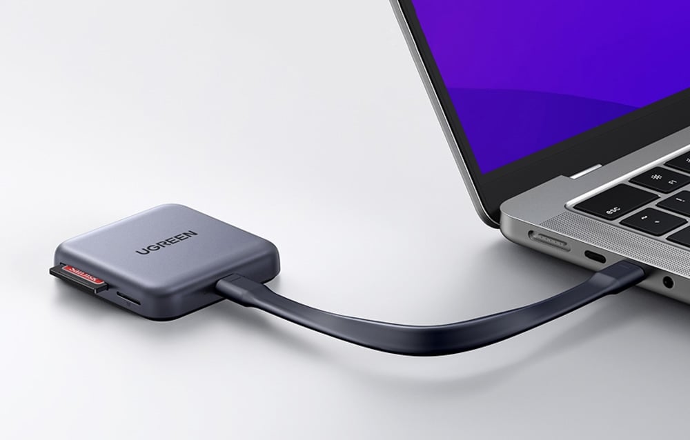 Adapter Ugreen CM898 z kartą SD podłączony do laptopa.