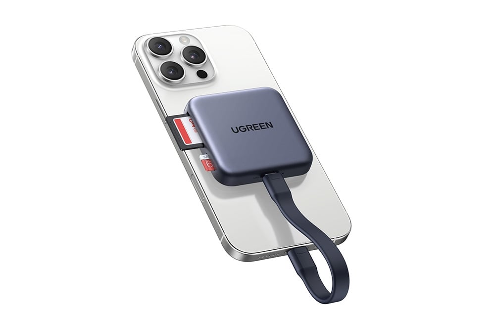 Adapter Ugreen CM898 podłączony do smartfona, ma włożoną kartę SD.