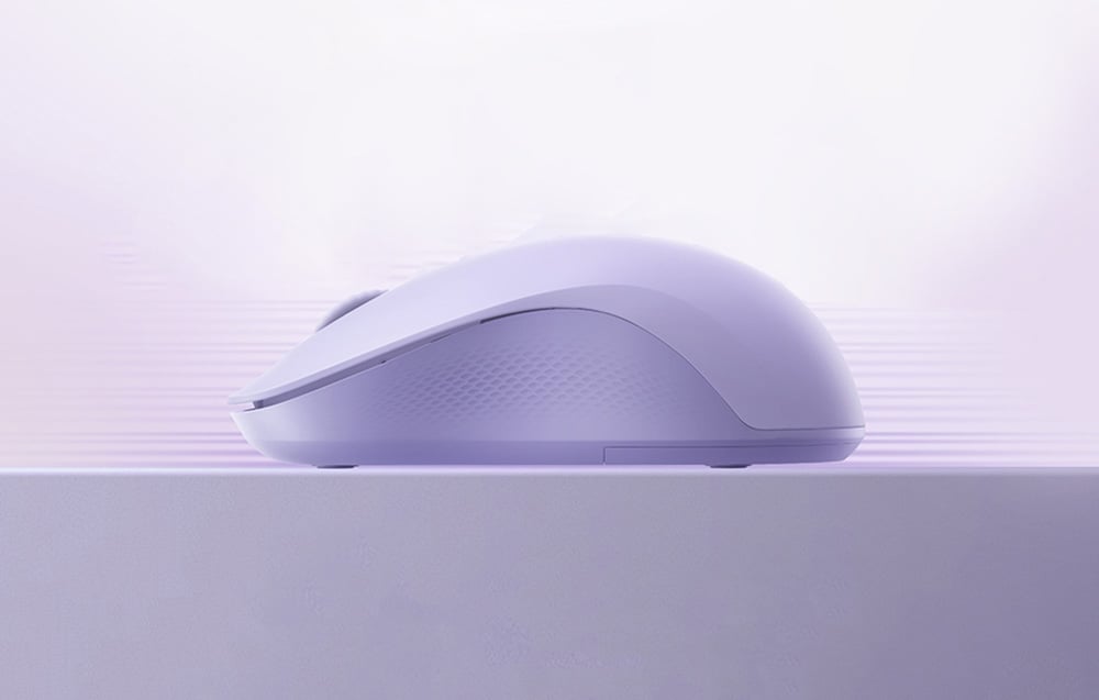 Mysz bezprzewodowa Ugreen M331 w fioletowym kolorze stojąca bokiem do kamery.