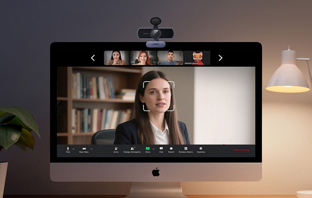 Ekran wyświetlający wideorozmowę, na której wyświetlana jest kobieta w czarnej marynarce, na ekranie widać kamerę Ugreen CM831.