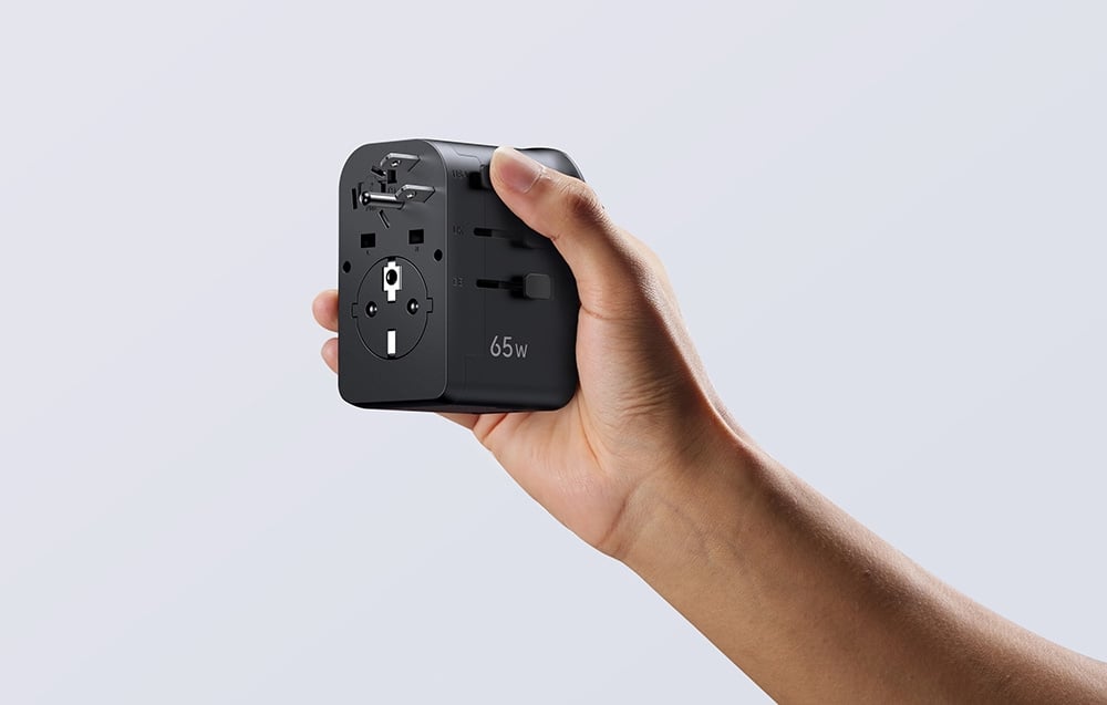 Dłoń trzymająca adapter Ugreen S550.