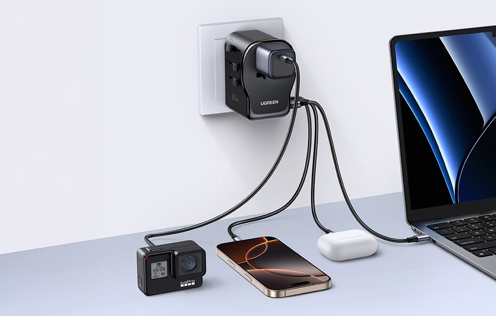 Ładowarka Ugreen S550 zasilająca kamerę, smartfona, słuchawki bezprzewodowe i laptopa.