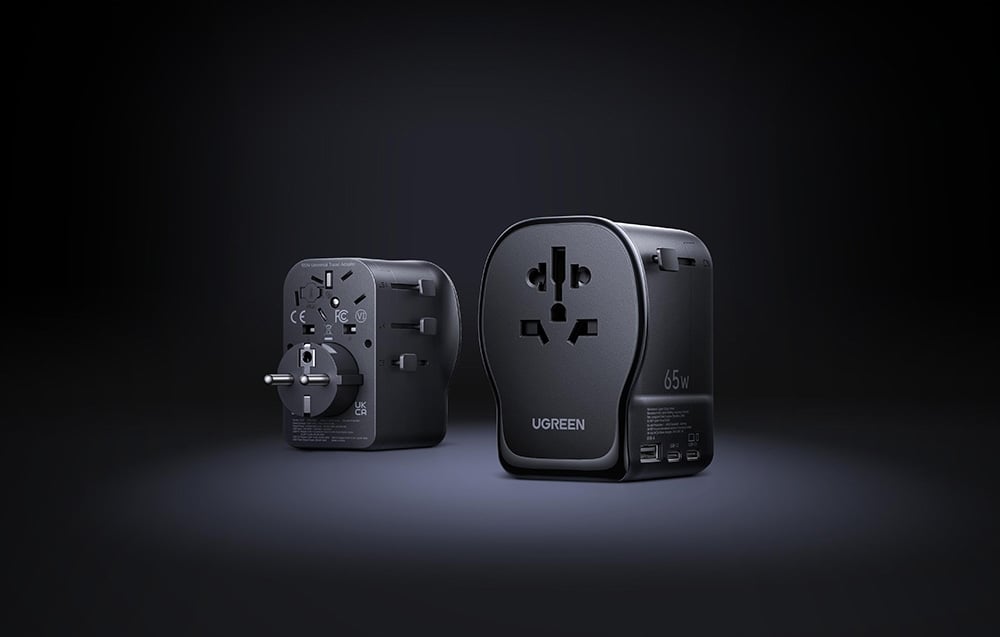 Adapter Ugreen S550 w czarnym kolorze na ciemnym tle, obok stoi ten sam model odwrócony tyłem do kamery.