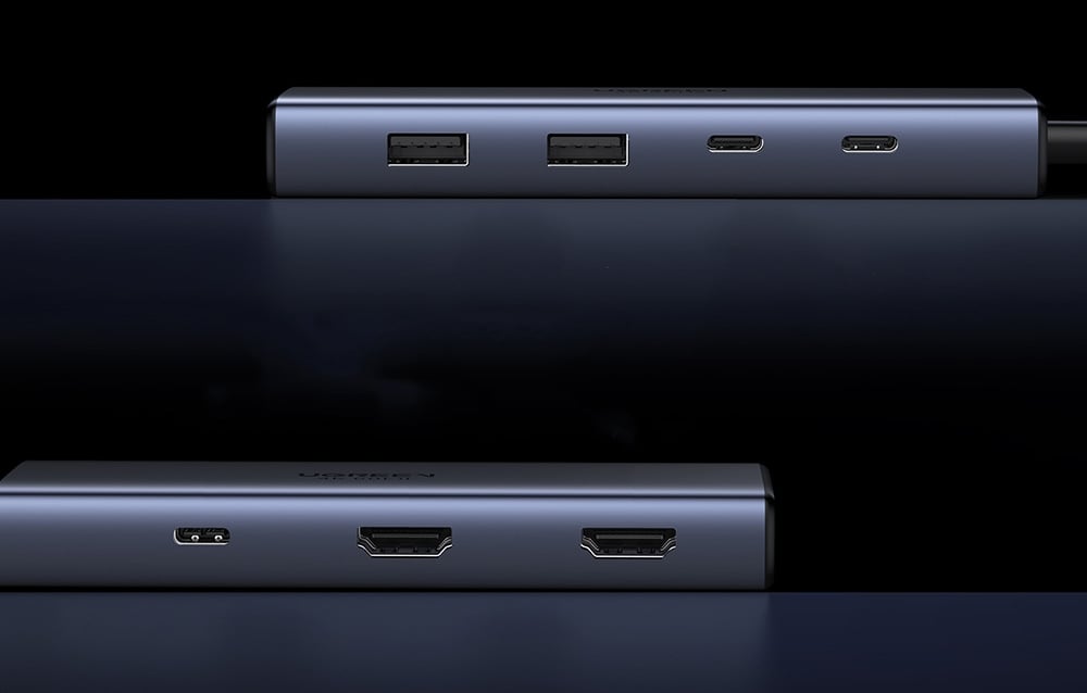 Adapter Ugreen CM498 pokazany z boku, gdzie widoczne są jego wejścia.