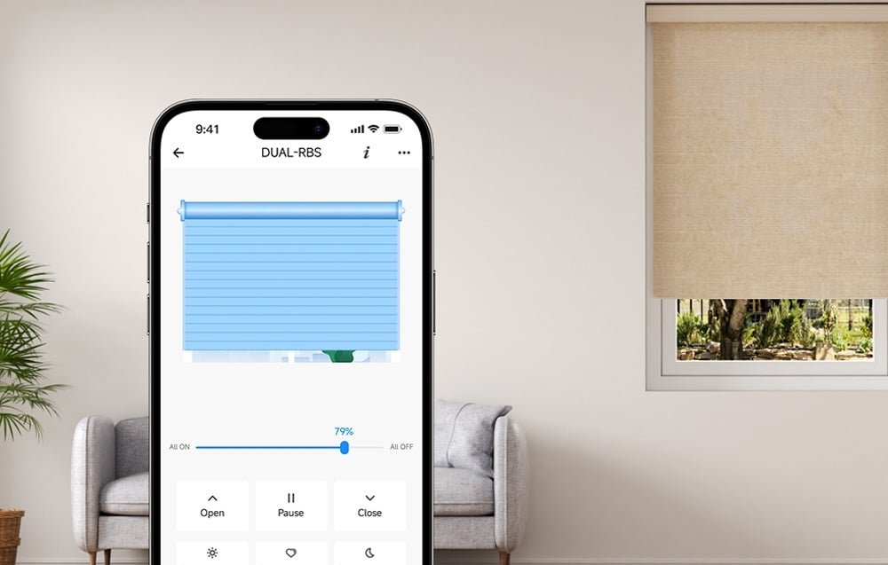 Smartfon wyświetlający aplikację do sterowania roletą z suwakiem pozycji i przyciskami kontroli