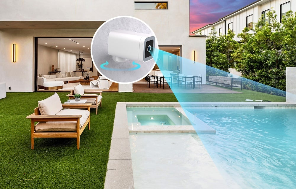 Nowoczesny dom z basenem i kamerą SONOFF pokazującą zasięg widzenia niebieskim stożkiem nad tarasem i ogrodem