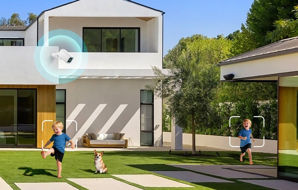 Nowoczesny dom z dziećmi bawiącymi się w ogrodzie, kamera SONOFF wykrywa i śledzi ich ruch